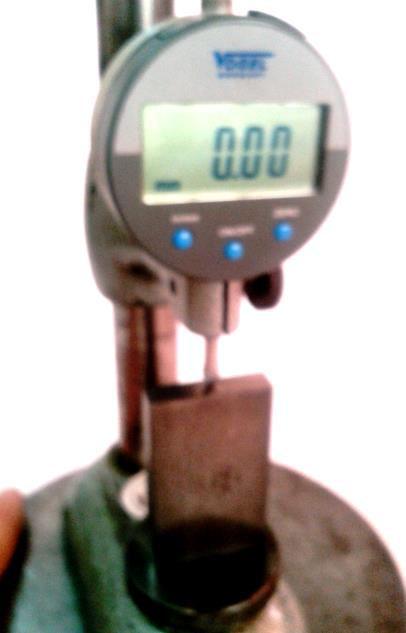 7 9 9 6 4 8 5 2 7 7 3 10 1 a b Fig. 4 Reglarea la zero şi măsurarea cu instrument indicator a-reglarea la zero cu cale plan- paralele; b- măsurarea dimensiunii piesei (înălţimea).