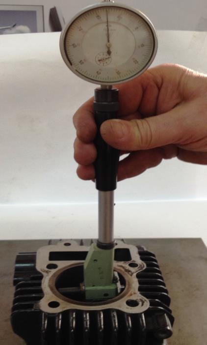 Ele sunt echipate cu instrumente indicatoare (comparatoare cu cadran sau comparatoare digitale, cu valoarea diviziunii de 0,01 mm, 0,005 mm, 0,002 mm). 9 8 7 I 8 7 9 I 6 I 6 3 3 5 5 4 4 2 2 1 a b Fig.