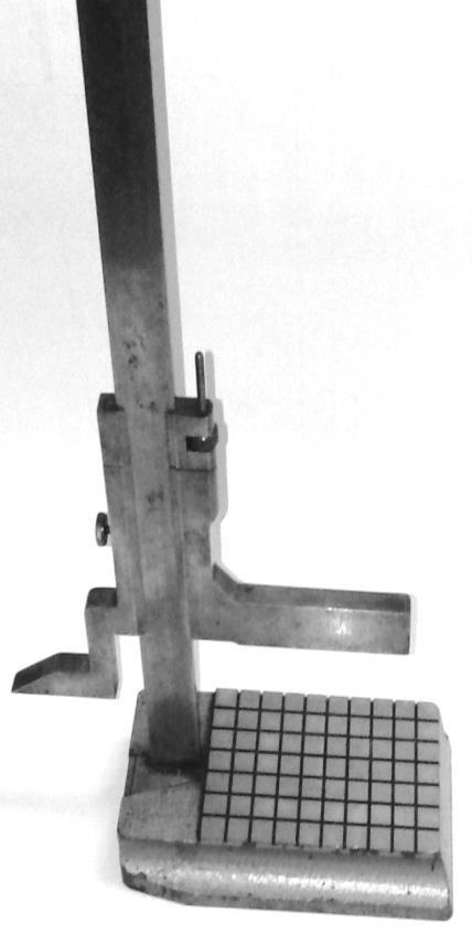 C 5. După clasa de precizie: şublere din clasa de precizie 1; şublere din clasa de precizie 2. 2 1 3 a 6 2 3 1 b 2 3 1 8 c 7 4 9 5 d e Fig. 1. Şublere obişnuite a.-şubler de exterior cu vernier; b.
