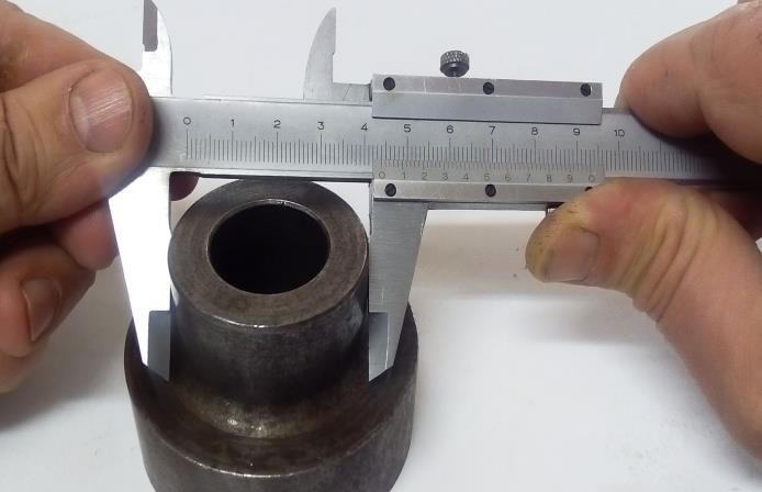 lungi 5 şi 6, se cuprinde piesa de controlat 1, cu ele şi se apropie ciocurile, aducându-se suprafeţele plane ale acestora, în contact cu suprafaţa piesei.