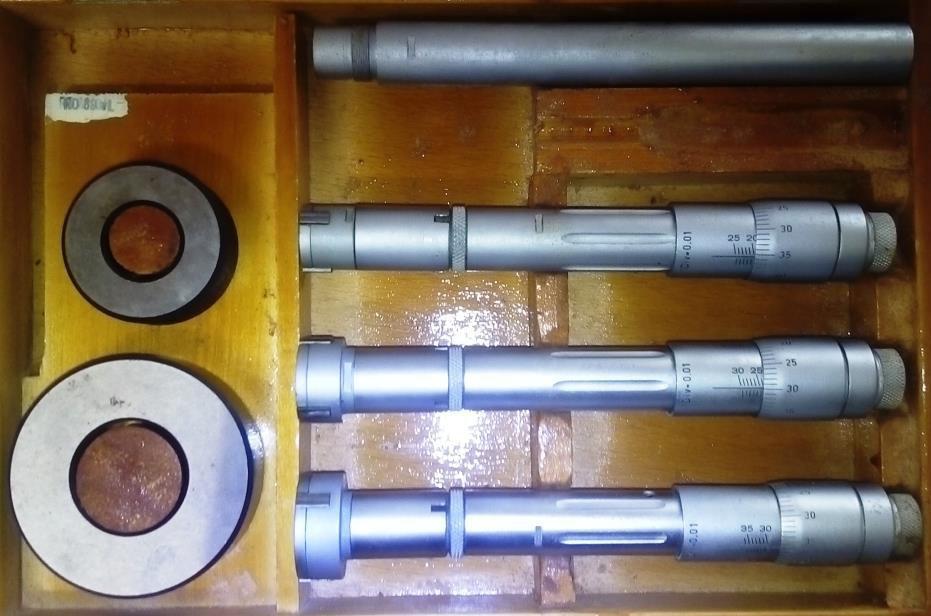 Măsurarea dimensiunilor interioare cu micrometrul de interior cu ciocuri Notă: la micrometrele de interior cu ciocuri, scara milimetrilor este numerotată invers, faţă de micrometrele de exterior