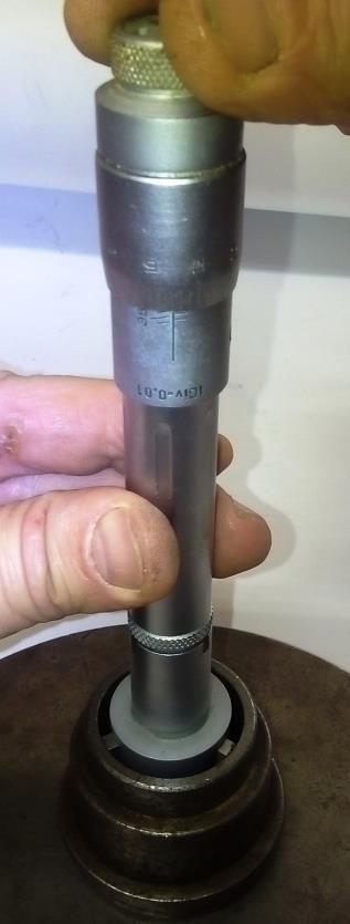 7 9 4 5 8 10 4 2 11 3 3 5 1 5 b 6 5 c a Fig. 7. Măsurarea diametrelor interioare cu instrumente cu şurub micrometric tip holtest a.- reglarea la zero a instrumentului; b.