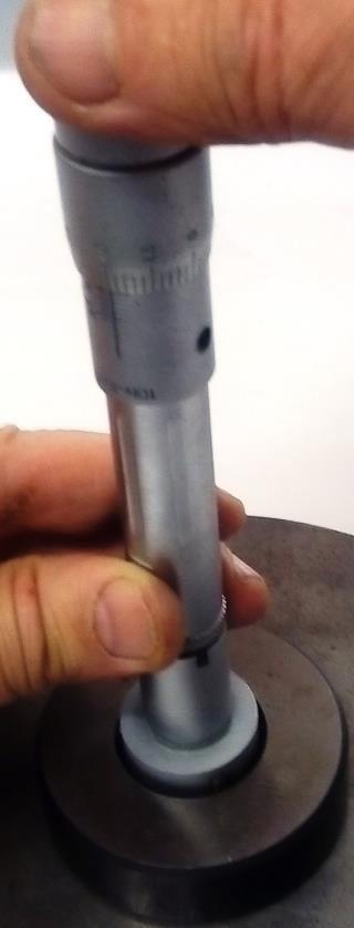 - măsurarea diametrului interior Instrumentele cu şurub micrometric tip holtest (care se mai cunosc sub denumirea de aparate pentru măsurarea directă a alezajelor) se livrează în truse, care cuprind
