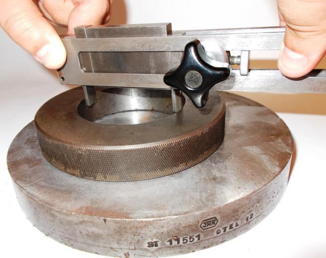 Pentru stabilirea valorii efective a dimensiunii d, se introduce piesa de controlat 4 7 3 d 3 6 2 a b 5 6 5 3 a 7 D b 3 2 4 1 1 a b Fig. 4. Verificarea dimensiunilor cu cale plan- paralele a.