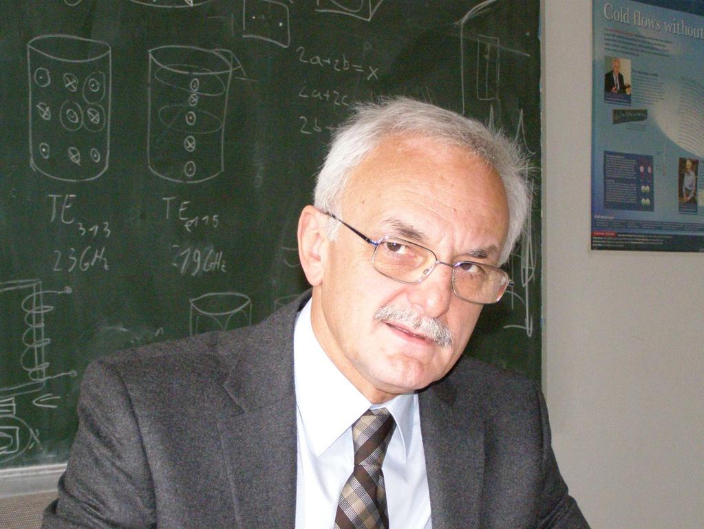 1 Riječ pročelnika Dragi učenici, budući studenti, Želimo Vam predstaviti studij fizike koji iz godine u godinu privlači sposobne mlade ljude i osposobljuje ih za kreativan rad u budućnosti.