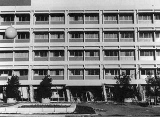 καταστροφές κτιρίων αλλά σπανίως πλήρεις καταρρεύσεις αυτών. Μετά από ένα µεγάλο σεισµό κτίρια σαν αυτά που απεικονίζονται κατωτέρω είναι συνήθεις. Οι αστοχίες στους κόµβους ασθενής θέση είναι φανερή.