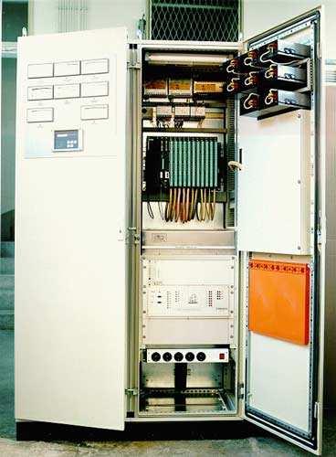 Слика 4.24: Фотографија на внатрешноста од управувачко ормарче за турбинска единица [41]