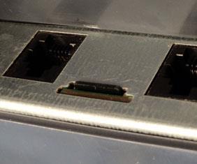 Η θέση της κάρτας micro-sd Η θέση της micro-sd κάρτας που χρησιμοποιείται για την αποθήκευση όλων των αρχείων συναλλαγών βρίσκεται στην πίσω και κάτω πλευρά της μηχανής.