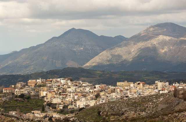 ΣΑΣ ΚΑΛΩΣΟΡΙΖΟΥΜΕ ΣΤΑ ΑΝΩΓΕΙΑ Το χωριό βρίσκεται στους πρόποδες του Ψηλορείτη. Απ όπου κι αν κοιτάξεις, θα αντικρίσεις βουνά. Θαυµαστό είναι το υψόµετρο των Ανωγείων, στα 840 µ.