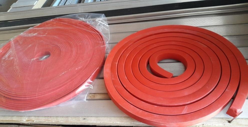 In contact cu apa acest profil numit si quellband poate suferi o expandare tridimensionala in volum