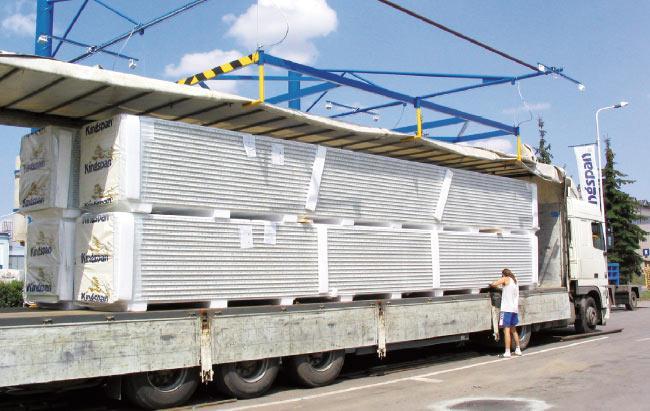 13. Modul de instalare al panourilor 13.1. Panouri montate orizontal Instalarea panourilor începe de la partea de jos, după instalarea corectă a lăcrimarului şi a reazemului inferior.