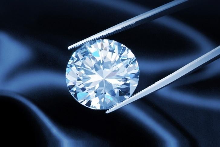 Diamanteak osatzeko beharrezkoak diren baldintzak dira: T= 2,000 C eta P= 50,000 a 100,000 atmosfera baldintza hauek bakarrik ematen dira sakonera 160 Km-koa