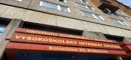 INTRA-, INTRO- dovnútra, dnu prefix introvert (intro + lat. vertere = obracať sa) introskop (intro + gr.