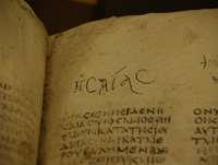 zaoblenými literami napríklad sigma, ktorá má v nápisovej majuskule podobu Σ, v unciále vyzerá ako C. Obr. 4. Ukážka unciálneho písma. Codex Sinaiticus, jeden z najstarších opisov Biblie na svete.