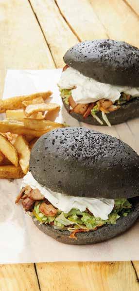 CARBON BREADS Συνταγή Μαύρου Burger με λάχανο τουρσί, πουρέ avocado, ξεψαχνισμένο χοιρινό & μοτσαρέλα Bufala NEW GP0013 Maxi ψωμί burger φυτικού άνθρακα 110 γρ.