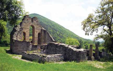 74 Сл. 1. Топлица (Куршумлија), Богородичина црква, поглед са северозападне стране Fig. 1. Toplica (Kuršumlija), church of the Virgin, view from the northwest полазиште њиховом аутентичном контекстуализовању у околностима појединог краћег или дужег раздобља.