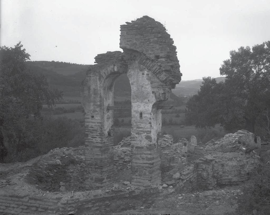 Стевовић И.: Историјски извор и историјскоуметничко тумачење: Богородичина црква у Топлици Сл. 6. Богородичина црква, остаци троделне олтарске преграде током истраживања 1922. г.