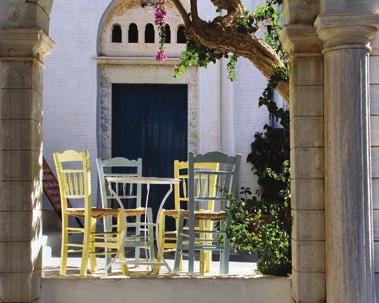 Μετάβαση στο γραφικό ψαροχώρι Φοινίκι, όπου χρόνος για μπάνιο και φαγητό στο γραφικό λιμανάκι του.