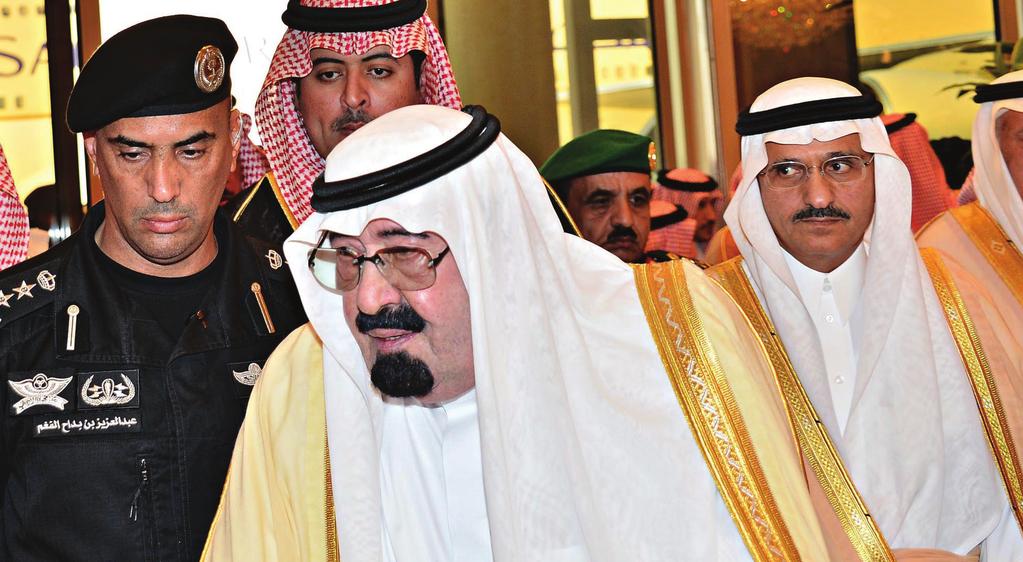 وكان يف ا ستقب ال املل ك املفدى حفظه اهلل يف أر ض مطار قاعدة الريا ض اجلوي ة صاح ب ال سم و امللك ي الأم ير سلم ان ب ن عبدالعزيز آل سعود ويل العهد نائب رئي س جمل س الوزراء وزير الدف اع و صاحب ال سم و