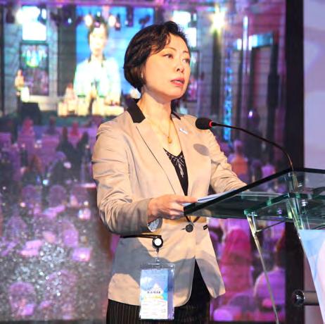 رسالة من السيد ريتشارد ديكتوس المدير التنفيذي لبرنامج متطوعي األمم المتحدة بمناسبة اليوم الدولي للمتطوعين تلتها السيدة كازومي إيكيدا الرهد مديرة شعبة الرشاكات واالتصاالت يف برنامج متطوعي األمم