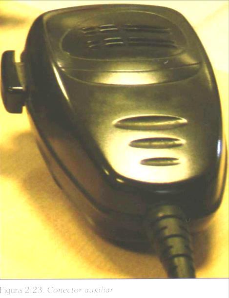 No lateral do terminal: conector auxiliar (debe estar tapado, a salvo de polvo e líquidos) ao que se lle pode conectar a unidade de