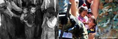 Ένα νεαρό αγόρι κρατά ένα παιδί που κλαίει σε ένα στρατόπεδο εκτοπισμένων στην Καβάγια στην Αλβανία, γύρω στο 1945.