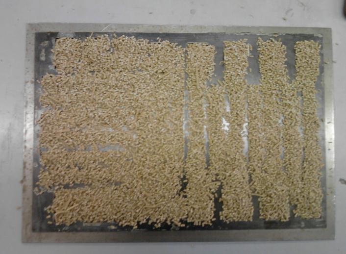s dodatkom reciklirane gume, WPC 50/50 s dodatkom reciklirane gume). Slika 22. Kalup Prvo se kalup stavi na donju ravnu ploču i ispunili se smjesom [slika 23]. Slika 23.