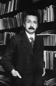 تاريخ نوفمبر 1915: خلال محاضرته الرابعة خلال هذا الشهر في مكتبة الدولة البروسية قدم آينشتاين أخريا ورقته التي تضمنت المعادلات