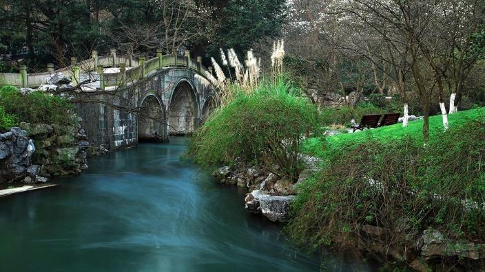 7η ΗΜΕΡΑ: - ΞΙΤΑΝΓΚ - ΣΑΓΚΑΗ (ΑΚΡΟΒΑΤΙΚΑ) Η πρωινή μας βαρκάδα στην ειδυλλιακή λίμνη Ξιχού (Δυτική λίμνη) με τις κατάφυτες όχθες, τις γωνιές των νούφαρων, τις προκυμαίες των κλαιουσών ιτιών, τα