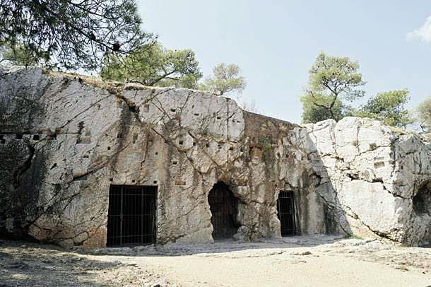 Τελικά ο Διόνυσος, αφού τον μέθυσε, τον έπεισε να την ελευθερώσει και έπειτα οι υπόλοιποι Ολύμπιοι, αναγνώρισαν τα ταλέντα του και τον δέχτηκαν στον Όλυμπο.