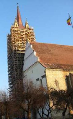 Biserica Evanghelică Biserica evanghelică din Piaţa centrală a fost construită de comunitatea saşilor din Bistriţa la sfârşitul secolului al XIII-lea, aproape odată cu înfiinţarea localităţii.