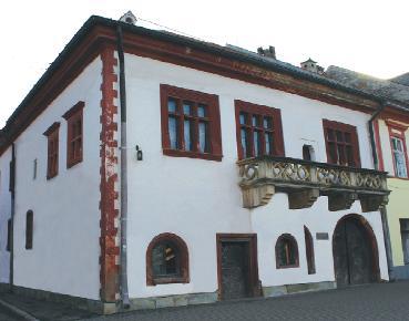Casa Andreas Beuchel Casa Andreas Beuchel, cunoscută şi sub numele de casa Ion Zidaru, din Piaţa Centrală nr.30, este unul dintre cele mai importante monumente de arhitectură din municipiul Bistriţa.
