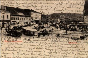 Piaţa centrală - Marketplatz Piaţa Centrală şi-a câştigat importanţa prin caracter (fiind cel mai vechi nucleu al aşezării umane ce va fi devenit burgul medieval BISTRITZ), prin amplasament, prin