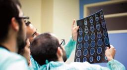 Εμμανουήλ Σμυρνάκη μαζί με όλη την ομάδα των κλινικών δεξιοτήτων της Ιατρικής Σχολής του ΑΠΘ, των μελών της Ελληνικής Εταιρείας Επείγουσας Προνοσοκομειακής Φροντίδας και ιδιαίτερα της κα Βαρβάρας
