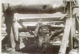 Урал Каспий қоғамдығына кіретін компания 1910 жылы Доссорда терең ұңғыларды бұрғылау жұмыстарын ұйымдастырды, соның нəтижесінде 3 ұңғымадан (тереңдігі 225-226 м) мұнайдың қуатты фонтаны алынды.