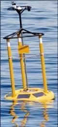Τον σταθμό Seawatch ο οποίος είναι μια μετρητική πλατφόρμα με μικρότερη άνωση από τον Wavescan. Είναι κατάλληλος για νερά μικρού και ενδιάμεσου βάθους. Εικόνα 72: Ο σταθμός Seawatch.