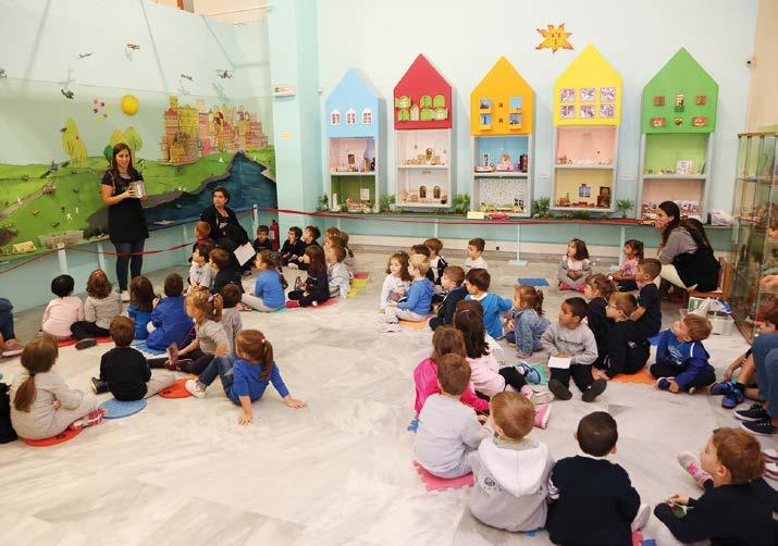 Οι μικροί μαθητές είχαν την ευκαιρία να έρθουν σε επαφή με τους ηθοποιούς, να γνωρίσουν τους ήρωες της παράστασης και να εξοικειωθούν με τα κοστούμια μεταμφίεσης.