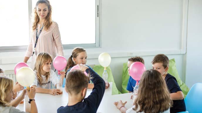 Μαθαίνουν ακόμα πώς φτιάχνεται το πλαστικό, βλέπουν τα ποπ - κορν να «χορεύουν», ενώ με αφορμή τη γιορτή του Halloween, τα παιδιά εντυπωσιάζονται παρακολουθώντας μπαλόνια να φουσκώνουν μόνα τους!