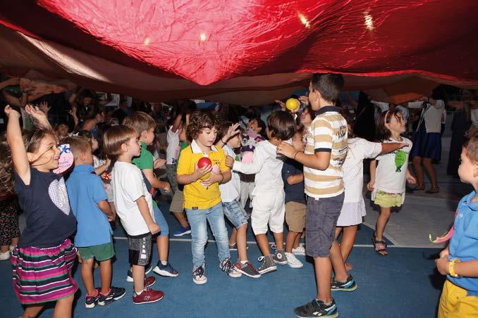 μέρος σε θεατρικό παιχνίδι, τραγούδησαν αγγλικά