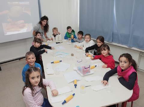 Σε αυτό το πρόγραμμα οι μαθητές, εκτός από την καλλιέργεια της γλώσσας, της ανάγνωσης και του γραπτού λόγου, έχουν τη δυνατότητα να μάθουν περισσότερα για τα ήθη και τα