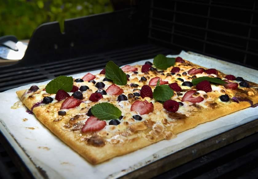 ΣΥΜΒΟΥΛΉ GRILL MASTER: Βάλτε πάνω στην πίτσα ψητά αχλάδια για περισσότερη γεύση μπάρμπεκιου.