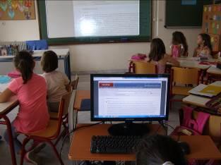 Η εκπαιδευτικός τους προέτρεψε να χρησιμοποιήσουν το ηλεκτρονικό λεξικό, ψάχνοντας τις δυο