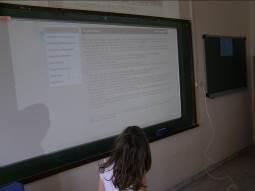 - Ποιος είναι υπεύθυνος στο δεύτερο παραμύθι για ό,τι έγινε; - Ο ψαράς έχει ευθύνη για ότι συνέβη; - Για ποιο λόγο πιστεύουν ότι θύμωσε το χρυσόψαρο; - Είχε δίκιο; γιατί; - Αν ήταν στη θέση