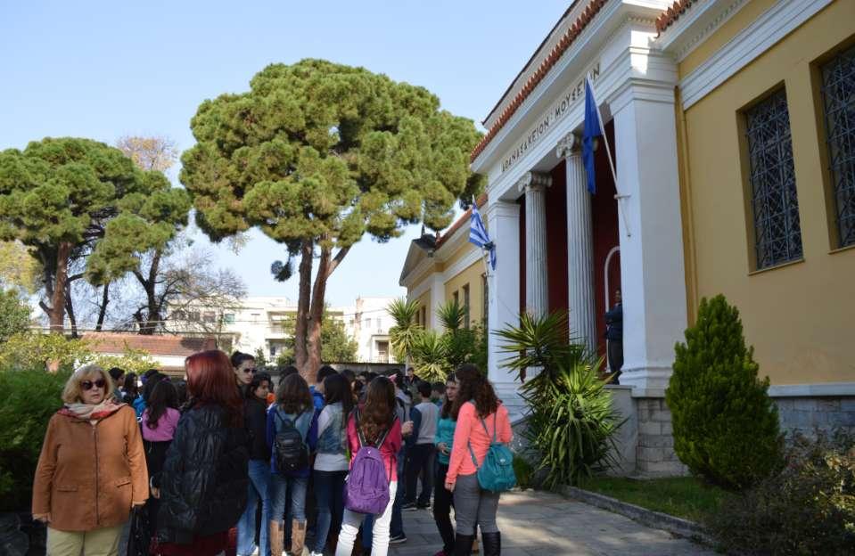 Σε συνεργασία με τα άλλα προγράμματα του σχολείου