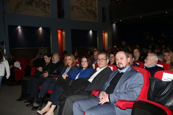 Με ένα αφιέρωμα μνήμης στον μεγάλο αριστοφανικό ηθοποιό Θύμιο Καρακατσάνη συνεχίστηκε, το βράδυ της Παρασκευής 3 Μαρτίου, το 33 ο Πανελλήνιο Φεστιβάλ Ερασιτεχνικού Θεάτρου Καρδίτσας που διοργανώνει η