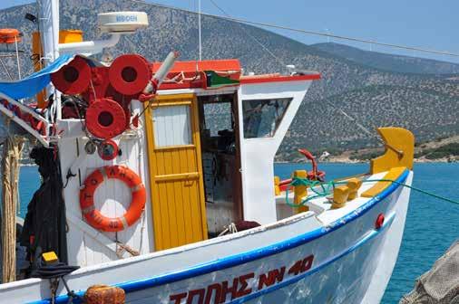 Φωτογραφίες: Αννίκα Μπαρμπαρήγου Ο ψαράς του Δημήτρη Χ. Τσελίκα Πάτρα, Ιανουάριος 2018 Θέριεψε απόψε το κακό! Πέλαγο, μαύρο ξωτικό, Θεού κατάρα. Στοιχειό το κύμα, αλυχτά.