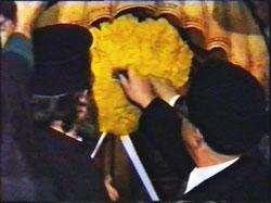 وبعد التأكد من خلو القبر المقدس من أي مادة مسببة لهذه المعجزة يتم وضع ختم من العسل الممزوج بالشمع على باب القبر.