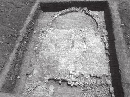 Vasić, Medijana, Starinar LIII-LIV, 2004, fig. 4). Сл. 2 Медијана, поље мозаика са мотивом Христовог монограма у наосу цркве.