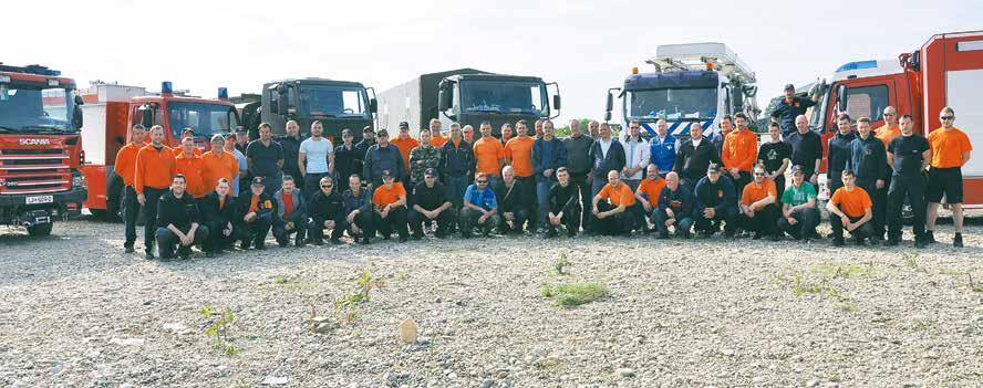 Varnost 33 Ljubljanski gasilci so odpravljali posledice katastrofalnih poplav na delu Balkana Cveto Šumec, poveljnik Gasilske zveze Ljubljana Foto: arhiv GZL Poklicni gasilci iz Gasilske brigade