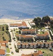 Poleg restavracije (samopostrežni zajtrk), ima aperitivni bar, teraso, športni objekti v bližini, skupni prostori klimatizirani, parkirni prostor. Domače živali dovoljene ob predhodni potrditvi.